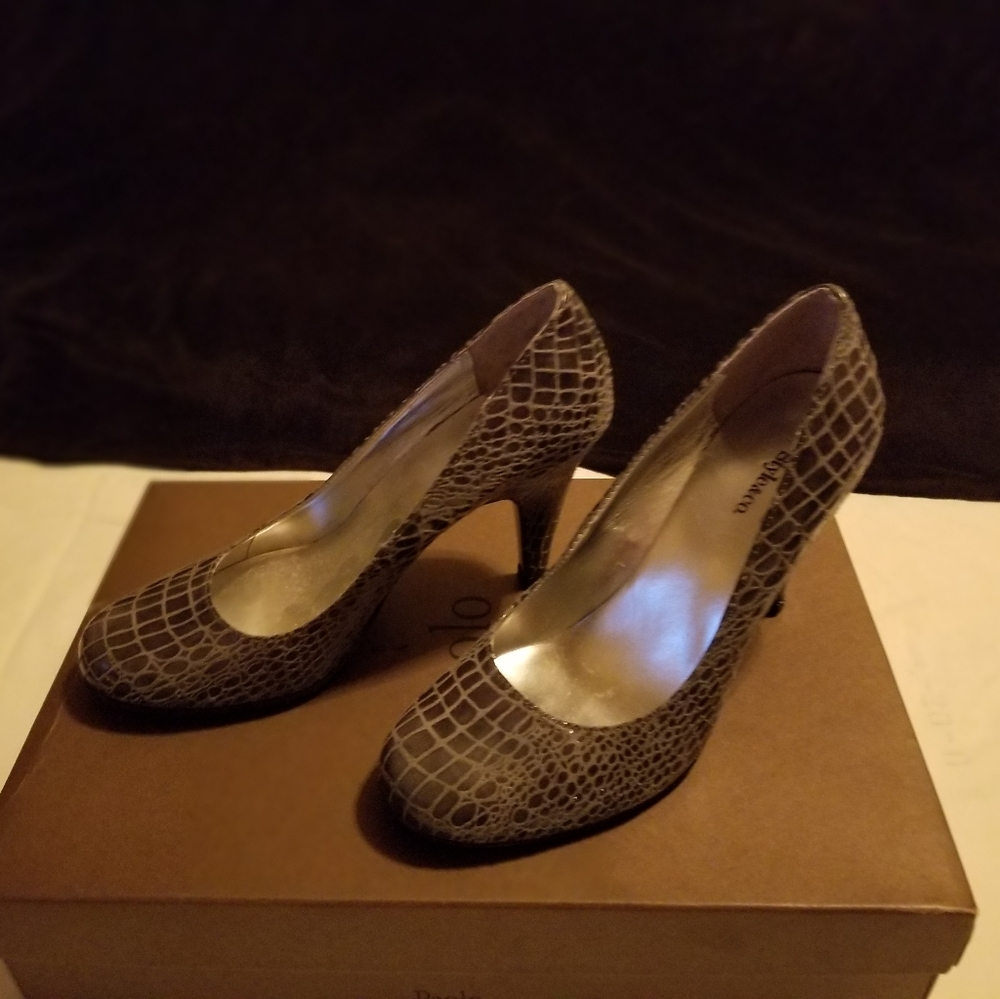 Women's Gray Shoes 5 1/2